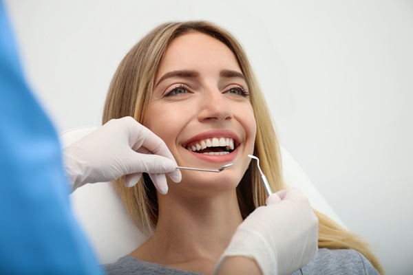 Ask A Cosmetic Dentist: Should I Choose Dental Bonding Or Veneers?